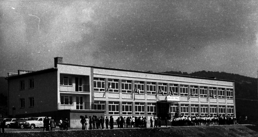 46 lat temu podlimanowska wioska Pasierbiec zyskała nową szkołę [ARCHIWALNE ZDJĘCIA]