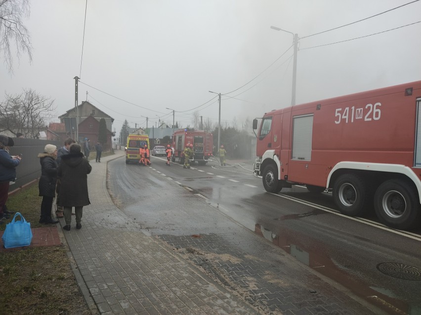 Pożar domu przy ul. Prusa w Ostrowi Mazowieckiej. Pożar wybuchł 11.03.2023. Zdjęcia