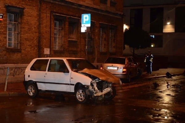 Dwa auta zderzyły się na skrzyżowaniu ulic Wólczańskiej i 6 sierpnia.