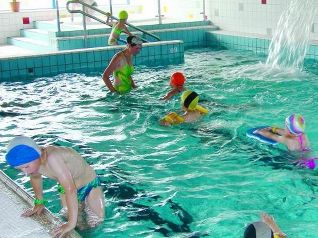 Uczniowie z Knyszyna korzystają bezpłatnie z Pływalni Powiatowej w Mońkach raz w tygodniu