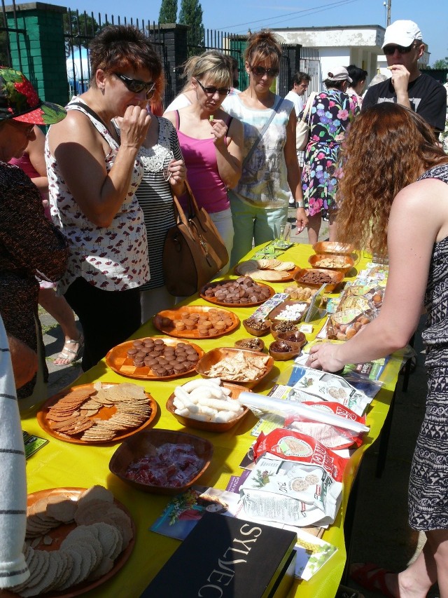 Stoisko ciastkarni oferującej pieczywo bez upalszaczy i bez glutenu, szczególnie szkodliwego dla alergików.