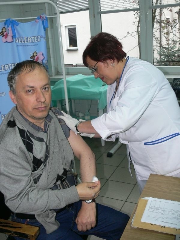 Jarosław Gruca z Suchedniowa jako jeden z licznych mieszkańców gminy zaszczepił się przeciwko grypie za pół ceny.