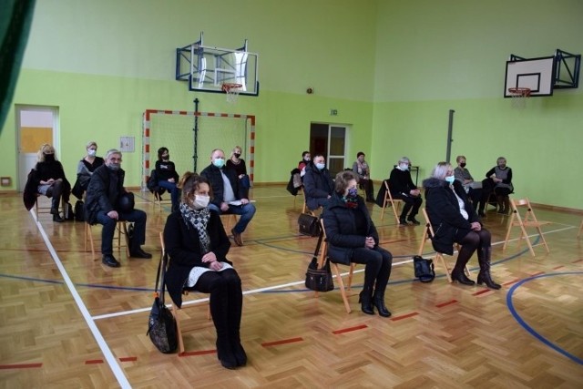 Spotkanie z sołtysami miało miejsce w wyremontowanej niedawno hali w szkole podstawowej w Szydłowie.