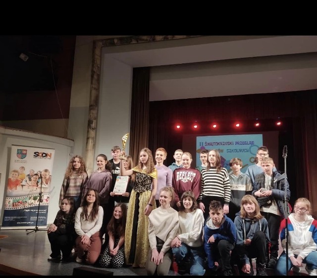 29 marca uczniowie jędrzejowskiej "Dwójki" dali piękny występ o tytule "Beauty and the Beast", którym zdobyli pierwsze miejsce w Świętokrzyskim Przeglądzie Teatrów Szkolnych.