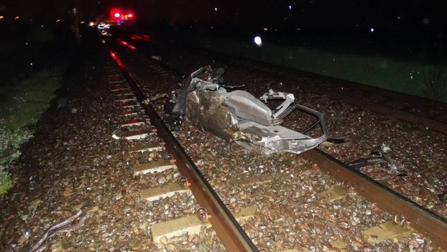 Wypadek w Wojnowicach: Pociąg zmiótł BMW