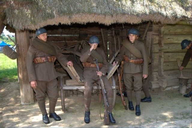 Członkowie Stowarzyszenia Rekonstrukcji Historycznej 51 pułku piechoty z Iłży na planie filmu