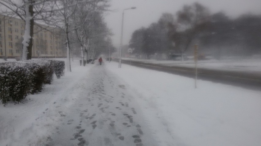 Jastrzębie: Śliska nawierzchnia, miasto zasypane śniegiem