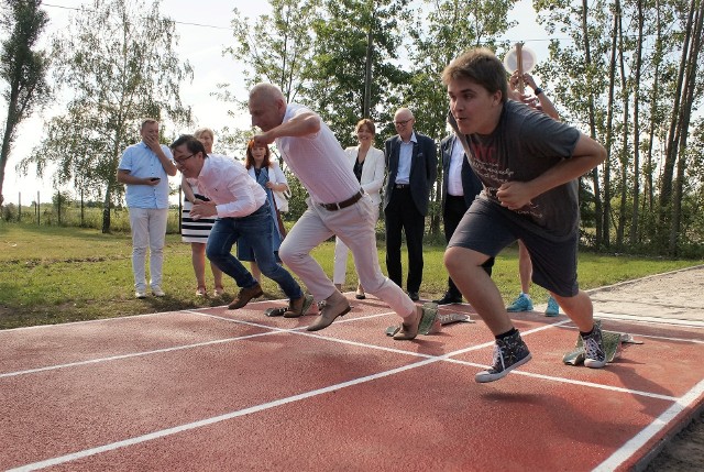 W Szkole Podstawowej nr 16 w Inowrocławiu otwarto 18 czerwca nowo wybudowaną bieżnię lekkoatletyczną i skocznię w dal. Inwestycję wykonano w ramach Inowrocławskiego Budżetu Obywatelskiego. Jednym z pierwszych, którzy sprawdzili jak biega się po nowej bieżni był prezydent Ryszard Brejza.