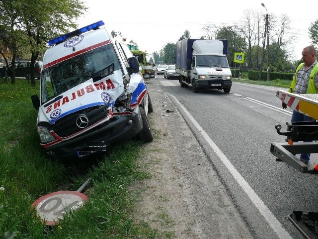 Karetka ścięła znak drogowy i wylądowała w rowie. Na szczęście nikomu nic się nie stało.