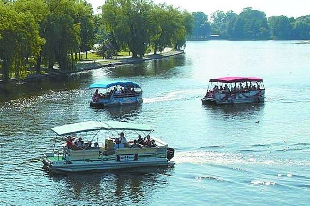 Gondole są jedną z większych atrakcji turystycznych w Augustowie. W sezonie z rejsów korzysta kilka tysięcy osób.