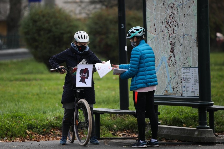 W Krakowie ponownie zabrzmiał Strajk Kobiet. Protestujący...