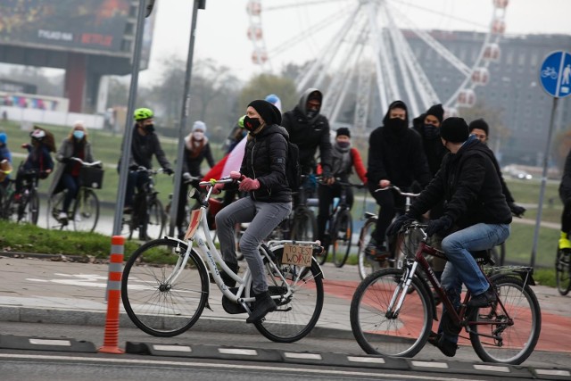 W Krakowie ponownie zabrzmiał Strajk Kobiet. Protestujący przejechali  przez miasto rowerami.