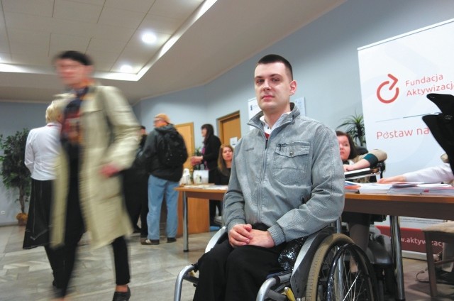Przemysław Detkiewicz ze Starej Łomży przyznaje, że nie jest łatwo znaleźć pracę osobie niepełnosprawnej. Jemu się udało po półrocznych poszukiwaniach. Pracuje zdalnie, z domu.