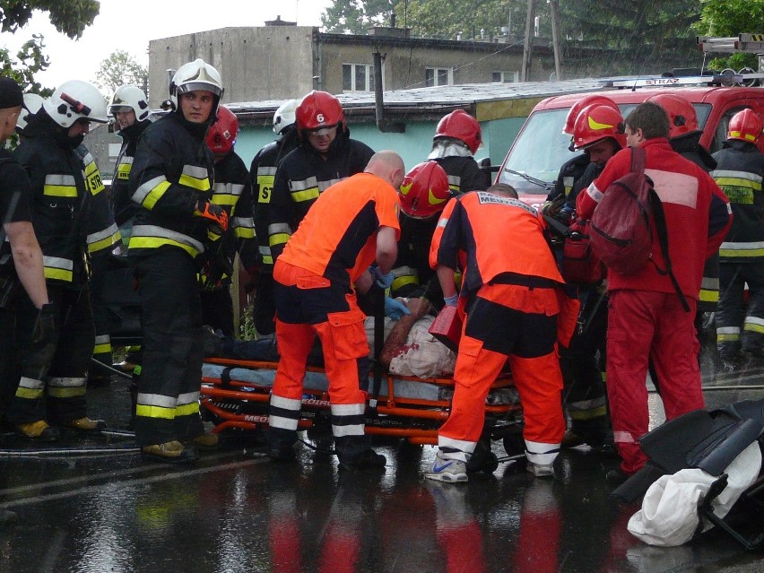 Wypadek w Ksawerowie! Dwóch mężczyzn i kobieta w szpitalu [zdjęcia]
