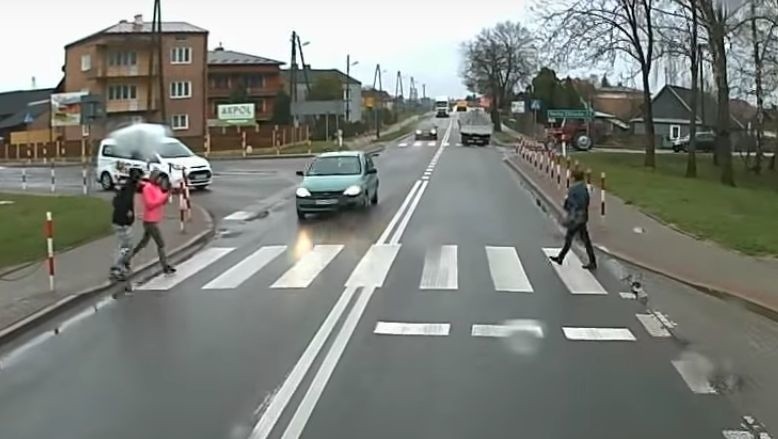 Piesza z nosem w smartfonie. Kierowca nie ustępuje pierwszeństwa. Dramatyczne nagranie z potrącenia! [wideo]