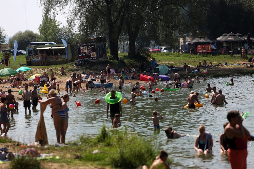 Tuż za Nową Hutą można wypocząć i popływać nad zalewami w...