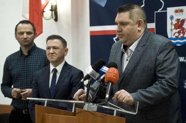 Od prawej: starosta Piotr Pakuszto, prezes Piotr Skaskiewicz oraz Bartłomiej Kozłowski, dyrektor ZS w Białogardzie (zapewnił, że szkoła jest niezależna od ZEC)