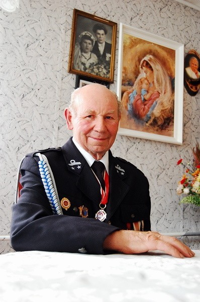 Zygmunt Strzelczak ma 80 lat. Mieszka w Złotniku. Od początku działalności jednostki OSP w Złotniku, pracował w niej jako kierowca. Jest też jedynym kowalem we wsi, swój warsztat prowadzi do dziś.