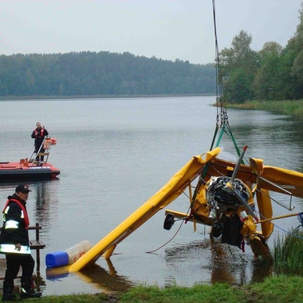 Ratownikom udalo sie wydobyc na powierzchnie awionetke