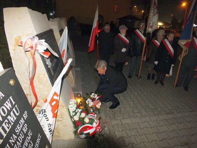 Marian Ferenc, szef Delegatury Solidarności w Starachowicach, złożył kwiaty przed historyczną tablicą Solidarności