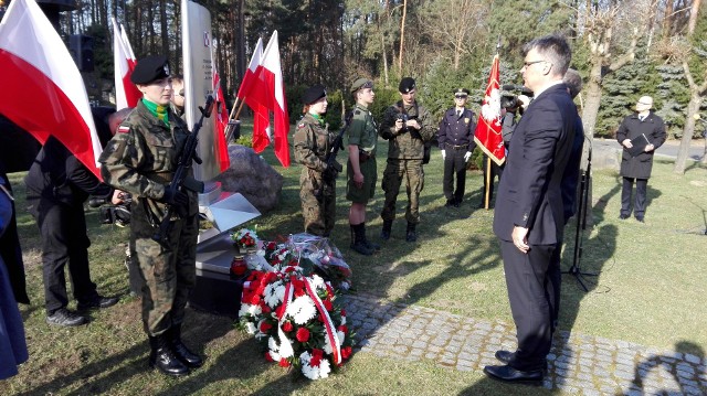 We wtorek, 10 kwietnia,  na terenie nekropolii zielonogórskiej przy monumencie poświęconym ofiarom odbyły się obchody 8. rocznicy katastrofy smoleńskiej. W uroczystości wzięła udział kompania honorowa 4. Pułku Przeciwlotniczego w Czerwieńsku, zielonogórscy harcerze oraz licznie zgromadzeni goście, m.in. prezydent Janusz Kubicki, Wioleta Haręźlak, Piotr Barczak, Marcin Pabierowski czy też Mariusz Zalewski.Wioleta Haręźlak, wiceprezydent Zielonej Góry z wielkim przejęciem wspomina okres po katastrofie smoleńskiej. - Na początku nie mogłam uwierzyć, że to się naprawdę stało. Byłam w stałym kontakcie z kancelarią prezydenta Lecha Kaczyńskiego, bowiem planowaliśmy jego wizytę z okazji rocznicy wydarzeń zielonogórskich. Niestety, z powodu katastrofy nigdy do tego nie doszło - tłumaczy. - Aby uczcić pamięć poległych pojechałam wspólnie z Jolantą Danielak, Eleonorą Szymkowiak, Markiem Kamińskim oraz Kazimierzem Łatwińskim do Warszawy. Wspólnie pełniliśmy wartę honorową przy trumnach pary prezydenckiej w Pałacu Prezydenckim. To było niezapomniane, bardzo mocne doświadczenie. Obchody katastrofy smoleńskiej powinny nas jednoczyć a nie dzielić. Na obchodach obecni byli również młodzi ludzie. - Jesteśmy tu dzisiaj, aby uczcić osoby, które zginęły - mówi Aleksandra Dudziak, harcerka z ZHR. - Dla nas jest to bardzo ważne, aby kultywować taką pamięć, żeby pokazywać przykład dla młodszych pokoleń. Pamięć jest najważniejsza i o to w tym wszystkim chodzi. To jest nasze świadectwo!Z tą opinią zgadza się również jej koleżanka Karolina Szrama, również harcerka z ZHR: - Powinno się pamiętać o wszystkich tragediach. Jeśli ginie ktoś bardzo ważny to należy to uroczyście upamiętnić.Na obchody 8. rocznicy katastrofy smoleńskiej w Zielonej Górze przybył także radny Piotr Barczak: - To ważne wydarzenie. Osoby, które leciały do Katynia uczcić pamięć niesłusznie zamordowanych Polaków, sami zginęli. Nie sposób zapomnieć o tych, którzy pamiętali i walczyli o Polskę. Jeżeli my dziś nie będziemy pamiętać o naszych bohaterach to nie wiem czy ktoś w przyszłości będzie pamiętać o nas. Same uroczystości rozpoczęły się oficjalnie o godz. 8.41, kiedy to na minutę rozbrzmiał sygnał syren alarmowych. Później nastąpiło złożenie hołdu poległym i przyjęcie meldunku przez przybyłych żołnierzy. Następnie nastąpiło uroczyste podniesienie flagi państwowej oraz złożenie kwiatów pod pomnikiem ofiar katastrofy smoleńskiej. Wszystko odbyło się w bardzo podniosłej atmosferze.Czytaj też: Obchody rocznicy katastrofy smoleńskiej w Gorzowie [ZDJĘCIA]Czytaj też: 8. rocznica katastrofy smoleńskiej [RELACJA NA ŻYWO] Uroczystości w Warszawie. Marsz PiS i kontrmanifestacje w WarszawieZobacz też: "Decyzja o budowie pomnika na Pl. Piłsudskiego jest nielegalna". Warszawski ratusz odwoła się od decyzji wojewodyPOLECAMY PAŃSTWA UWADZE: