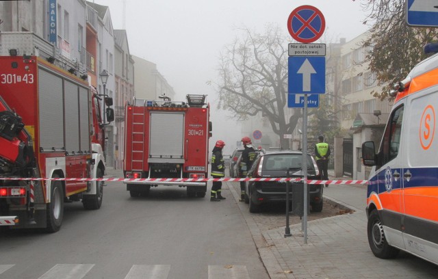 Służby ratunkowe w poniedziałek rano podczas akcji przy Izbie Skarbowej w Kielcach.