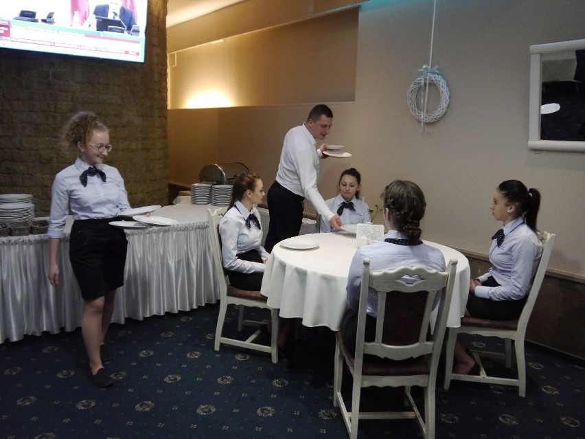 Hotelarze z „Górki” na zajęciach z obsługi konsumenta  w Hotelu Accademia w Ostrowcu Świętokrzyskim