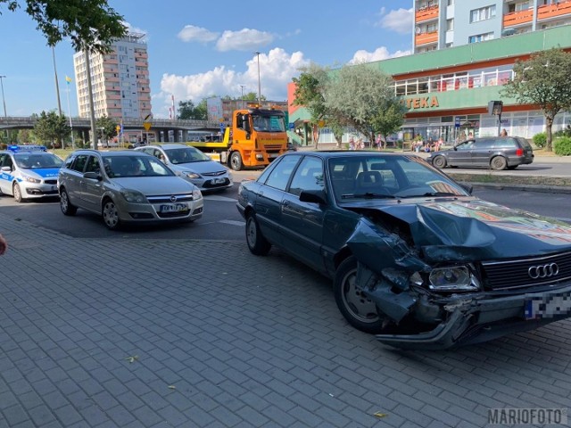 Do zderzenia audi oraz opla doszło w poniedziałek o godz. 16.40 na ulicy Książąt Opolskich. Jedna osoba została zabrana do szpitala, ale po przebadaniu przez lekarza została zaraz wypuszczona. Kierujący audi został ukarany mandatem.