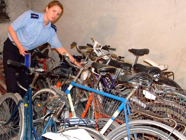 Zgodnie z przepisami funkcjonariusze nie mogą wyrzucać zabezpieczonych rowerów. Muszą magazynować je do czasu, aż znajdą właściciela.