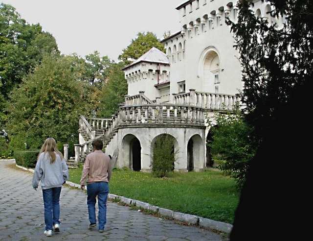 Pałac rodziny Dolańskich został wybudowany w I połowie XIX wieku. Życzeniem nieżyjących już właścicieli było, aby budynek wraz z parkiem służył dzieciom i ich edukacji.