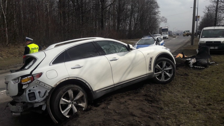 Kolizja na Łódzkiej w Kielcach. Uszkodzone infiniti i porsche