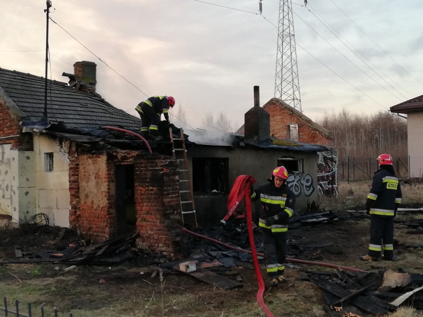Pożar pustostanu przy Zakładowej na Olechowie w Łodzi
