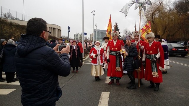 Po 14.00 ruszył gorzowski orszak trzech króli. To piąta taka uroczystość w ostatnich latach. W tym roku tysiące gorzowian przechodzą na Plac Grunwaldzki nie ze Starego Rynku ale sprzed filharmonii.Organizatorzy przypominają, że "Orszak Trzech Króli to promowanie święta Objawienia Pańskiego, polskich obyczajów, rodzinnych tradycji i chrześcijańskich wartości. Przypomina nam historyczne wydarzenia sprzed ponad dwóch tysięcy lat, związane z narodzinami Jezusa Chrystusa, które zapoczątkowało nową epokę w dziejach ludzkości".W Gorzowie orszak przechodzi piąty raz z rzędu. Jednak po raz pierwszy musi mieć inną trasę. Z powodu remontów w centrum miasta, tysiące gorzowian i trzej królowie idą sprzed filharmonii ulicami: Warszawską, Jagiełły i Chrobrego aż do Placu Grunwaldzkiego, gdzie jak zawsze znajduje się Gorzowskie Betlejem, czyli Maria z Józefem i małym Jezusem, któremu królowie oddadzą pokłony i dary.W komunikacie organizatorów czytamy: "Jezusowi w Gorzowskim Betlejem pokłonią się nasi aktorzy, jako: Jan Paweł II (przejazd w Orszaku w „papamobile”) – co ma być formą uczczenia rocznicy pielgrzymki do Polski w 1979 r.; Józef Piłsudski, Tadeusz Kościuszko, Wincenty Witos, Roman Dmowski i Wojciech Korfanty – co jest kontynuacją tematu odzyskania niepodległości".Zobacz również: Tysiące gorzowian na Orszaku Trzech Króli 2018POLECAMY RÓWNIEŻ PAŃSTWA UWADZE:Kwadrat wpisany w trójkąt, czyli jak złapać oddech w środku Gorzowa