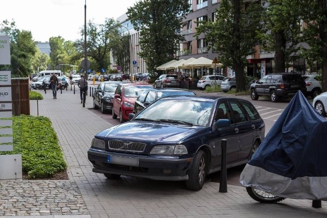 - Pośpiech nigdy nie jest wskazany, zwłaszcza jeśli próbujemy bezpiecznie zaparkować. Dlatego jeśli wiemy, że znalezienie odpowiedniego miejsca parkingowego w okolicy, do której zmierzamy, będzie problematyczne, wyjedźmy wcześniej i przeznaczmy na manewr parkowania odpowiednio więcej czasu - mówi Zbigniew Weseli, dyrektor Szkoły Bezpiecznej Jazdy Renault.Fot. naszemiasto.pl