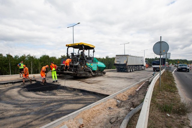 Nawierzchnie bitumiczne naprawia się szybko, nawierzchnie betonowe wymagają dłuższego czasu na naprawę.