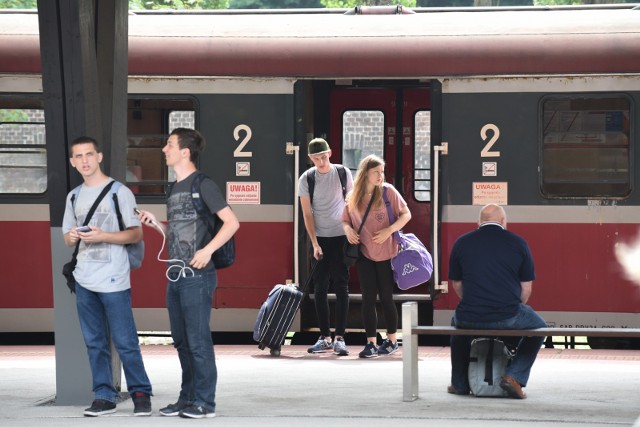 Przez co najmniej miesiąc, od 21 września, będzie można z Torunia bezpośrednio dojechać pociągiem do Berlina. Pociągi PKP Intercity do stolic Niemiec przez Toruń jeździć będą cztery razy na dobę.[sc]Zobacz także: Lubickie Lato 2018. Tłumy na koncercie zespołu "Piękni i Młodzi". Poszukaj siebie! [DUŻO ZDJĘĆ];nf[/sc]NowosciTorun