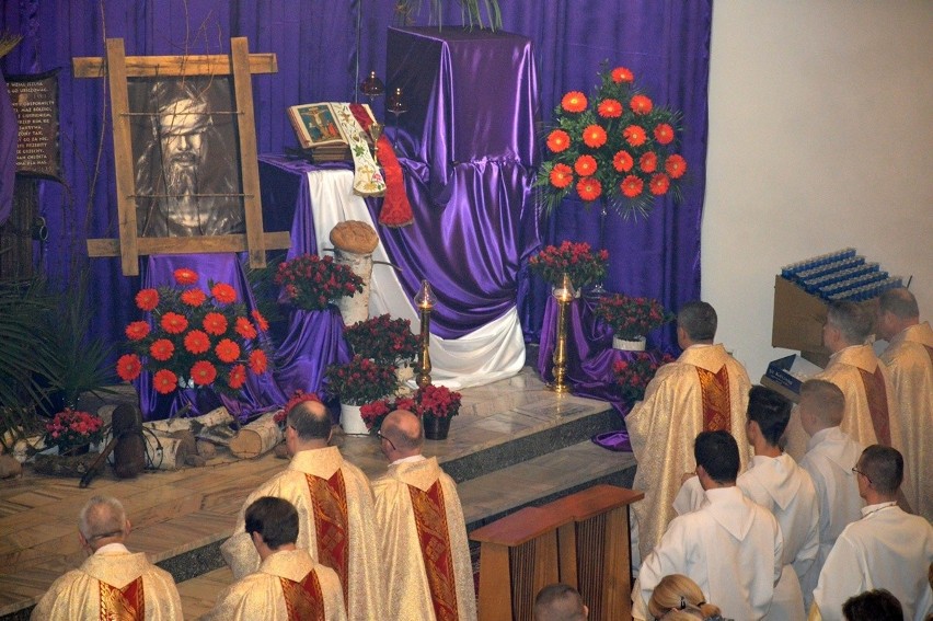 W kościele Trójcy Przenajświętszej w Stalowej Woli ołtarz...