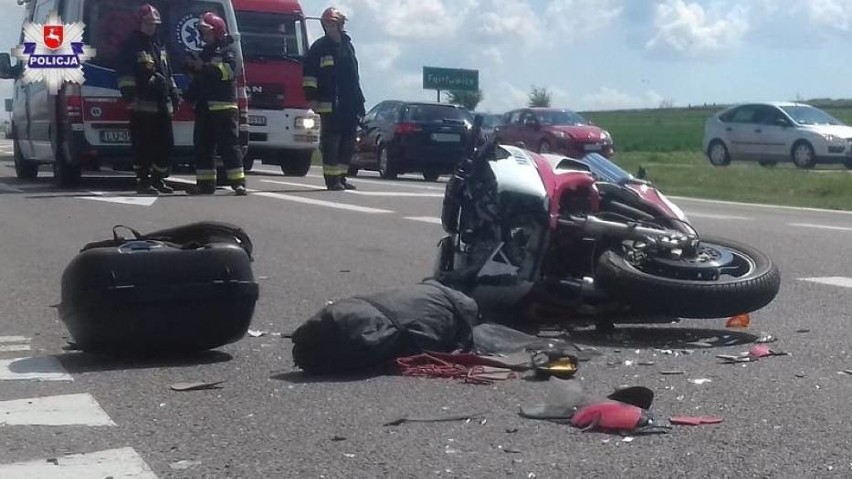 Dziecinin. Motocyklista wjechał w samochód, trafił do szpitala (ZDJĘCIA)