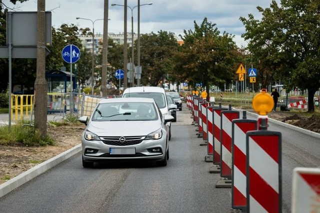 Zarząd Dróg, spółki wodociągowa i gazowa, a także prywatni inwestorzy prowadzą obecnie prace w różnych częściach Bydgoszczy. Kierowcy i piesi muszą się liczyć z utrudnieniami. Szczegóły na kolejnych stronach >>>>>