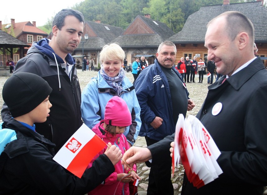 Dzień Flagi w Miasteczku Galicyjskim. Marszałek i mażoretki [ZDJĘCIA]