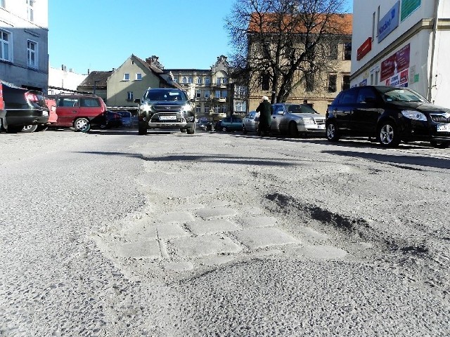 Jedna z licznych dziur na ulicy Narutowicza