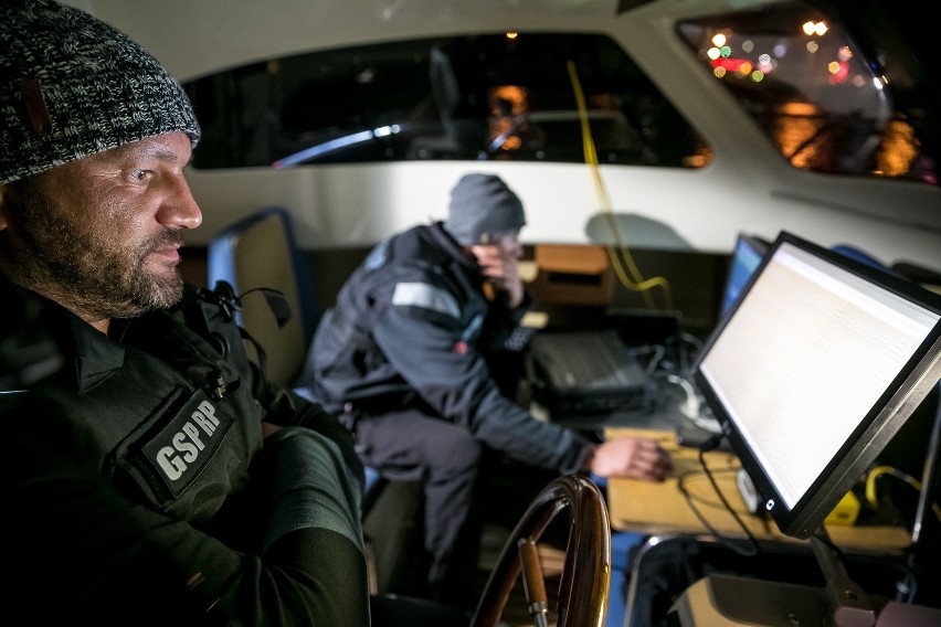 Nocne poszukiwania na Wiśle. Policja szuka śladów zabójstwa Katarzyny Z. [ZDJĘCIA, WIDEO]