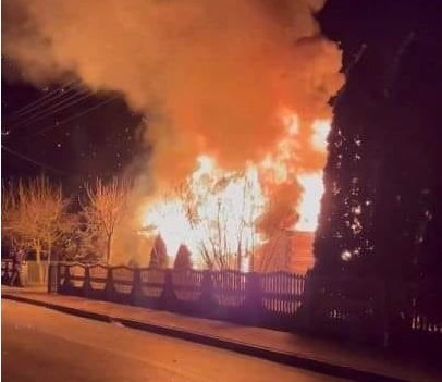 W Janikowie doszło do pożaru domu drewnianego, w którego wyniku jedna osoba zmarła, a dwie są ranne.