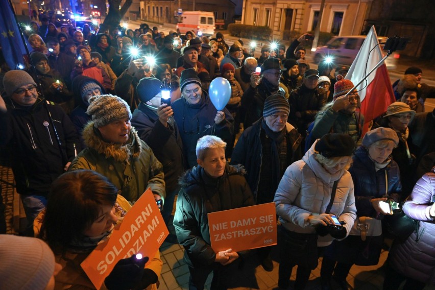 Protest przed Sądem Rejonowym w Kielcach. Walczono w obronie niezawisłości sądów [WIDEO, ZDJĘCIA]