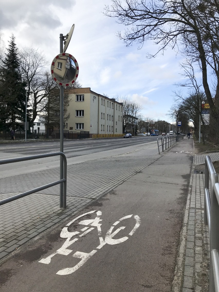 Czy wjazd do Biedronki przy ulicy Szczecińskiej w Słupsku jest niebezpieczny? Tak, zdaniem słupszczan, nie, zdaniem urzędników [ZDJĘCIA]