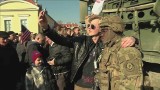 Gromada ciekawskich powitała armię amerykańską w Białymstoku [WIDEO]