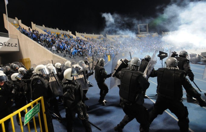 [fotoreportaż] Pseudokibice zdemolowali stadion