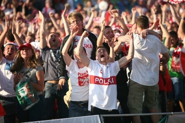 W najbliższy poniedziałek miało się rozpocząć Euro 2020. Niestety z powodu koronawirusa impreza została przełożona na 2020 rok. Tymczasem dziś mija ósma rocznika meczu Polska - Rosja, który zakończył się remisem 1:1. To był pojedynek rozgrywanego w Polsce, Euro 2012! Pamiętacie strefy kibica w naszym regionie? Ogromna strefa pod Centrum Handlowym M1, ale też duże strefy kibica w Kozienicach, czy Zwoleniu. Warto obejrzeć zdjęcia i zobaczyć jak kibicowaliśmy!Kolejne zdjęcia, kliknij w prawo ===== >>>>>