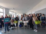 No backpack day, czyli dzień bez plecaka w Szkole Podstawowej numer 5 w Jędrzejowie. W czym uczniowie przynieśli swoje książki? 