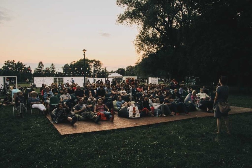 Rysunki Sławomira Mrożka nad Zalewem Nowohuckim w ramach Nowego Bulwar(t)u Sztuki. "To wciąż aktualny komentarz" - mówią organizatorzy